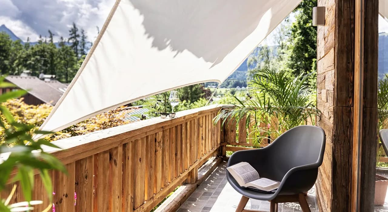 Osłona balkonu w bloku: Prywatność, styl i ochrona bez wiercenia